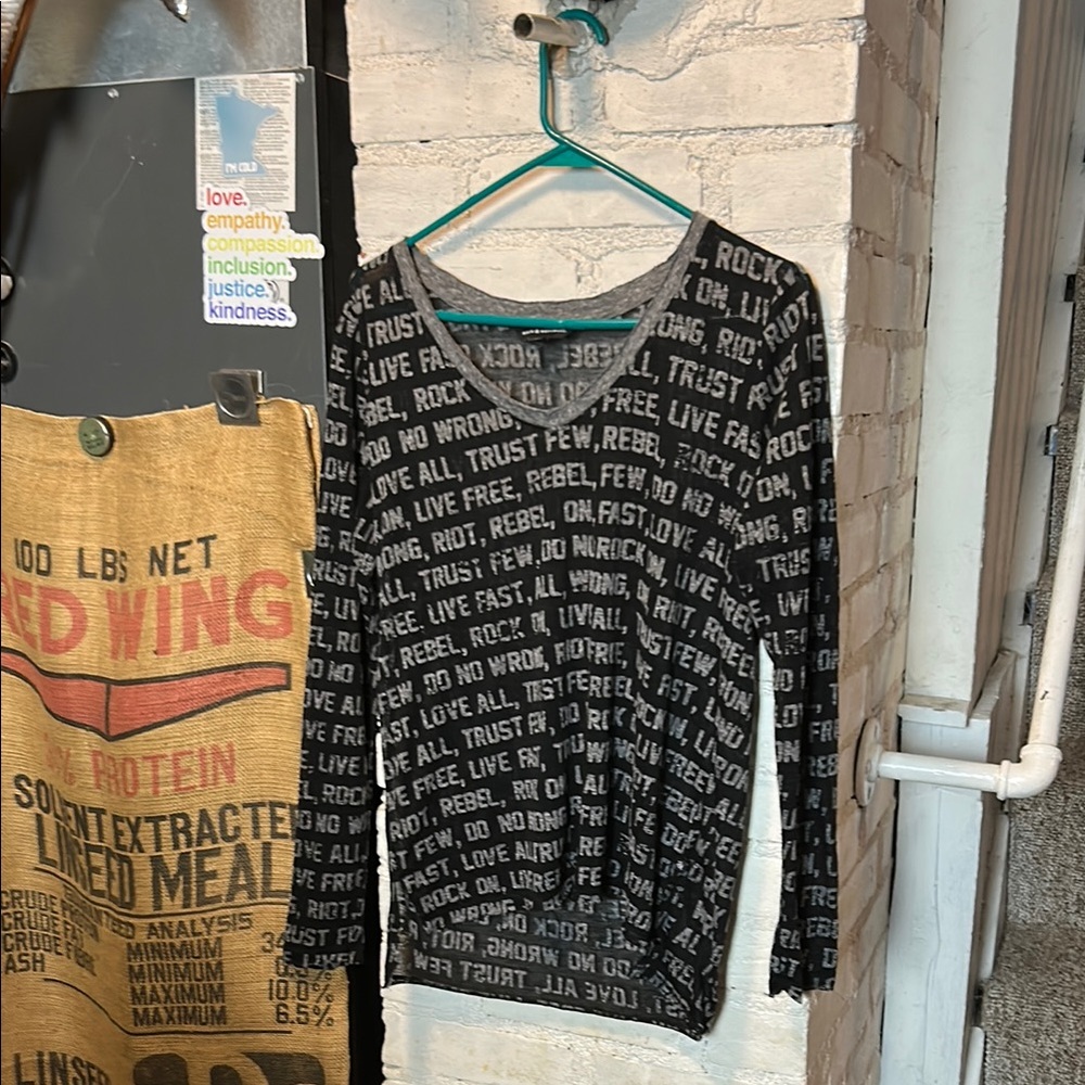 Rock & Republic Tissue-Thin Message Top in Women’s Size Regular Medium